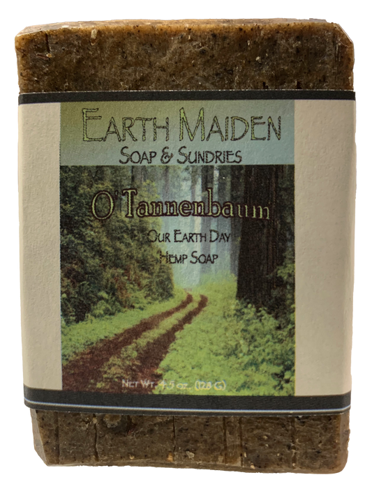 O'tannenbaum soap emits a woodsy aroma of spruce, fir needle, and cedar moss, reflective of the many essences found in the forest.